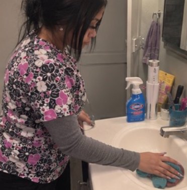 Jen limpiando el baño
