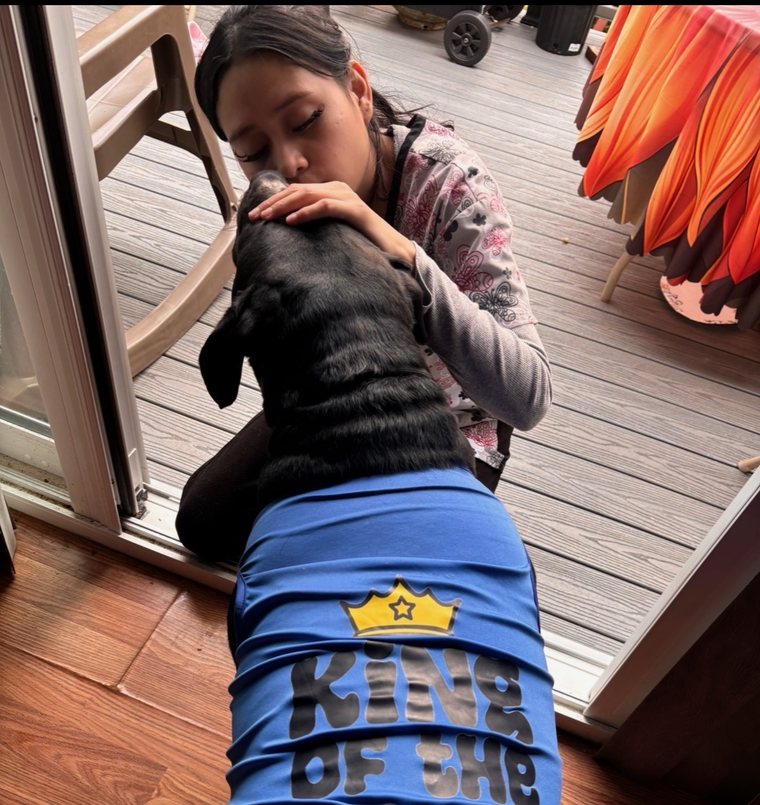 Jen con un perro