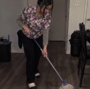Jen trapeando el piso